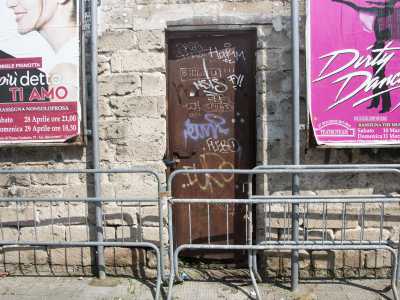 In realt� qualcosa dell�edificio � rimasto: un basso e fatiscente muretto in pietra che ospita una porta arrugginita che d� sulla strada...